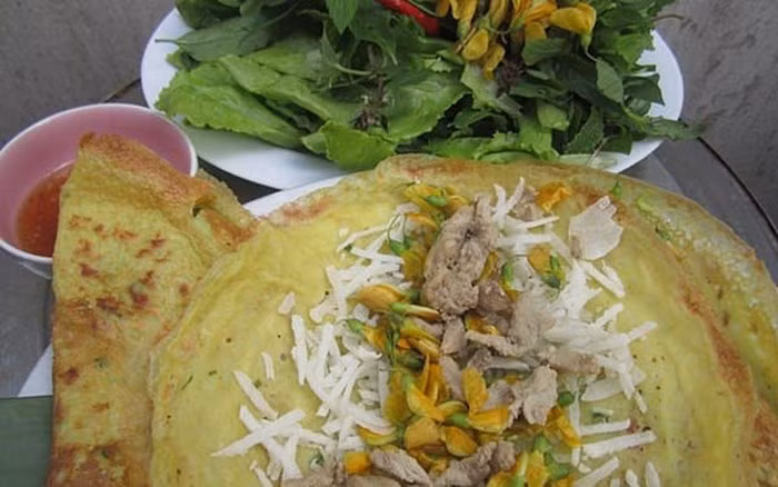 Thái củ sắn nhỏ thành miếng dài, mỏng. Pha hỗn hợp bột gạo, bột nghệ, nước cốt dừa, nước lạnh, hành lá với nhau rồi để khoảng 10 - 15 phút cho bột nở ra. Sau đó bắt chảo dầu lên cho dầu nóng, trộn đều rồi đổ bột vào chảo tráng mỏng. Cho giá, củ sắn, bông điên điển, tép sông vào, rồi đậy nắp lại. Thỉnh thoảng mở nắp kiểm tra bánh đã chín chưa.