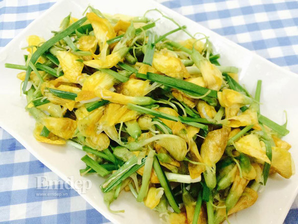 Bông điên điển xào riêng, chỉ cần xào sơ qua rồi đổ ra đĩa. Tiếp tục bắc chảo lên xào thịt tới khi vừa đủ săn mới cho bông điên điển vào xào tiếp, đảo đều, nêm nếm cho vừa ăn trước khi nhắc xuống bếp.