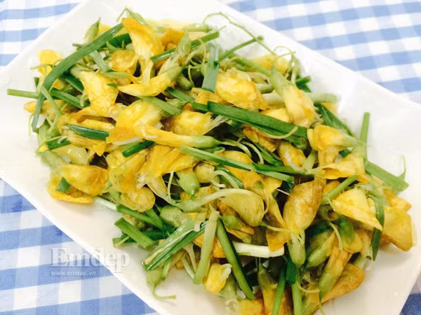 Bông điên điển xào riêng, chỉ cần xào sơ qua rồi đổ ra đĩa. Tiếp tục bắc chảo lên xào thịt tới khi vừa đủ săn mới cho bông điên điển vào xào tiếp, đảo đều, nêm nếm cho vừa ăn trước khi nhắc xuống bếp.