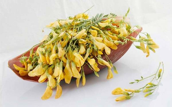 3. Bông điên điển xào thịt bò. Nguyên liệu:Thịt bò, bông điên điển, hành, tỏi, nước mắm, dầu ăn, gia vị. Thịt bò, chọn thịt đùi tươi, đem về rửa sạch, để ráo rồi thái mỏng, ướp tiêu hành, tỏi, nước mắm cho thấm đều.