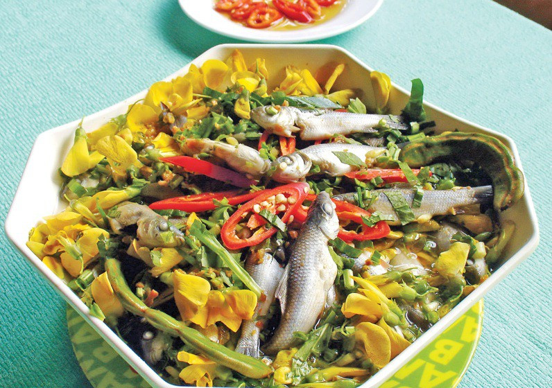 1. Canh chua bông điên điển. Nguyên liệu: Cá bông lau, bông điên điển, cà chua, me xanh, rau thơm, nước mắm, tỏi, hạt nêm, đường, muối. Cá rửa sạch, thái lát dày 3 cm. Để ráo nước, ướp cùng muối. Lấy phần bông điên điển rửa sạch, để ráo nước. Rau ngổ và ngò gai thái nhỏ.