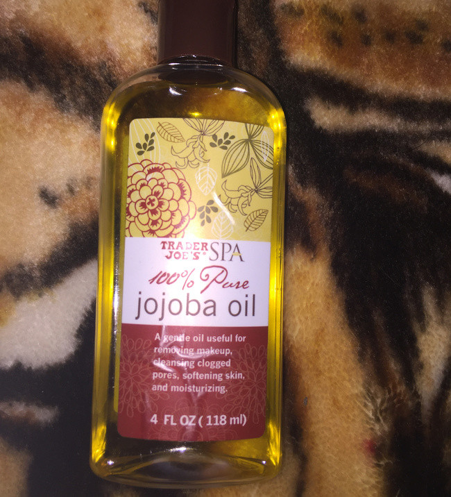 Những bước đầu tiên là làm sạch da gấp đôi (double cleanse) với dầu jojoba tinh khiết 100% và lau sạch bằng khăn nóng.