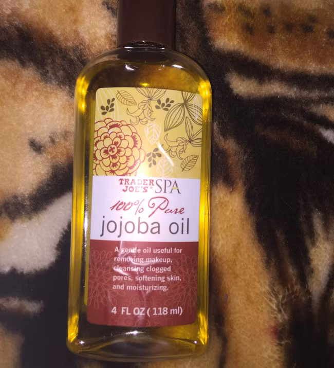 Những bước đầu tiên là làm sạch da gấp đôi (double cleanse) với dầu jojoba tinh khiết 100% và lau sạch bằng khăn nóng.