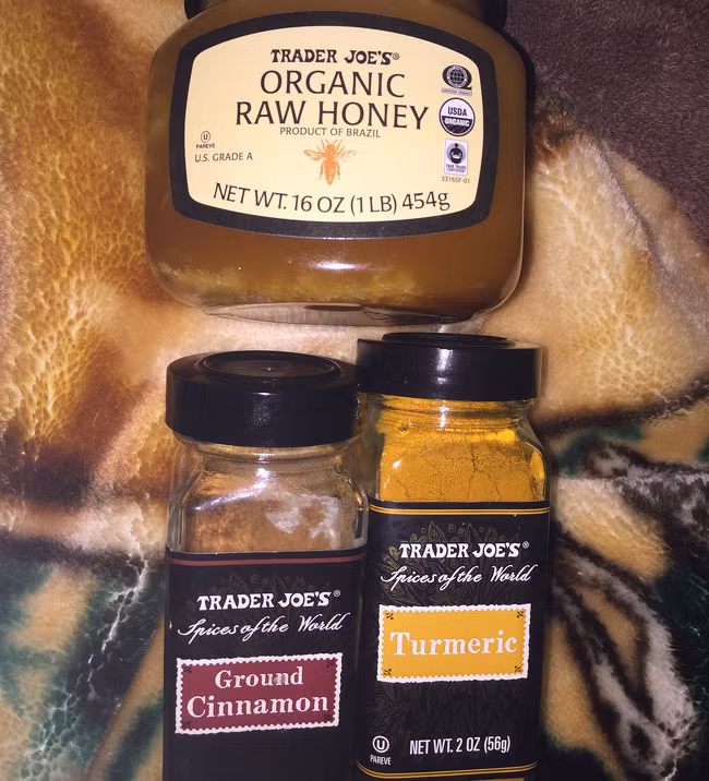 Sau đó, cô đắp mặt nạ mật ong nguyên chất trộn với 1/2 thìa nghệ và quế.