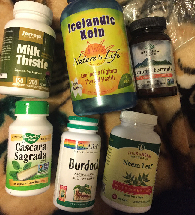 Bước cuối cùng trong chu trình chăm sóc da, cô uống các chất bổ sung thảo dược bao gồm nghệ, cây kế sữa (milk thistle), rễ ngưu bàng và lá neem với mục đích là kiểm soát làn da. Cô khuyên mọi người nên "nghiên cứu kỹ các loại thảo dược trước khi sử dụng".