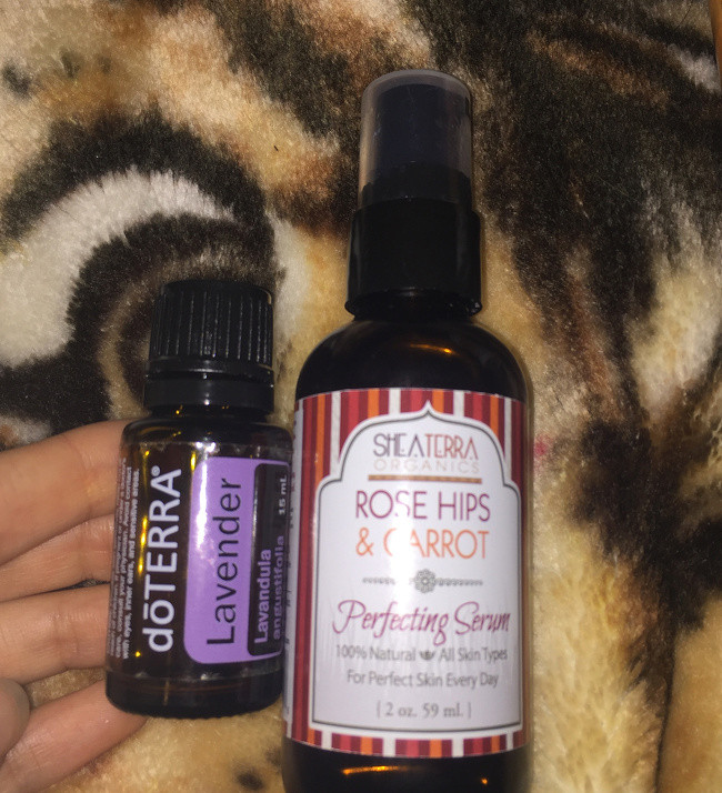 Tiếp đến, cô dưỡng ẩm da mặt với tinh chất dưỡng Rose Hips &amp; Carrot Perfecting Serum, rồi thêm vài giọt tinh dầu oải hương.
