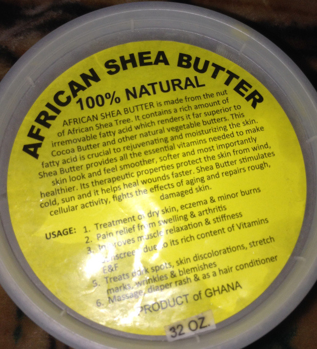 Buổi tối, người mẫu trẻ đắp mặt nạ bơ thô của Shea.