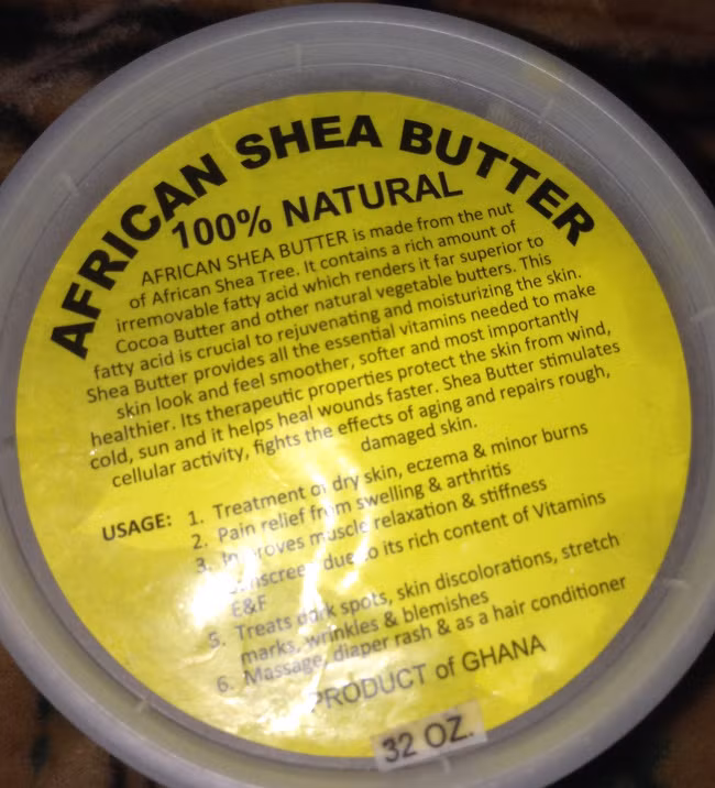 Buổi tối, người mẫu trẻ đắp mặt nạ bơ thô của Shea.