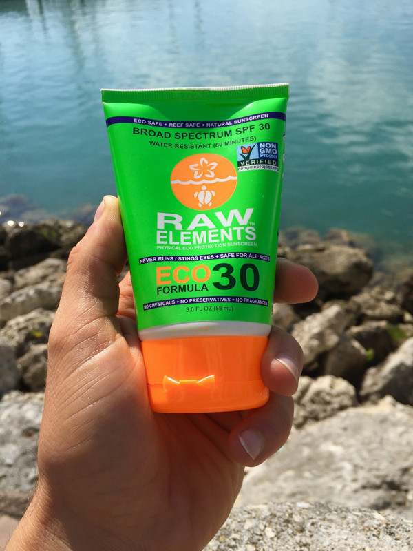 Vào ban ngày, cô sử dụng thêm kem chống nắng Raw Elements Eco Formula 30+ Lotion để bảo vệ da.