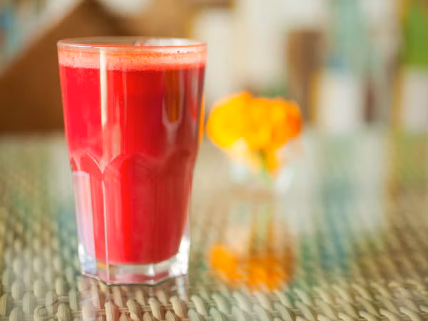 Việc uống nhiều nước hoặc đồ uống ngay sau bữa ăn có thể làm loãng các enzyme chịu trách nhiệm tiêu hóa. Do đó, bạn không nên uống nước ngay sau khi ăn cơm. Ảnh: Boldsky.