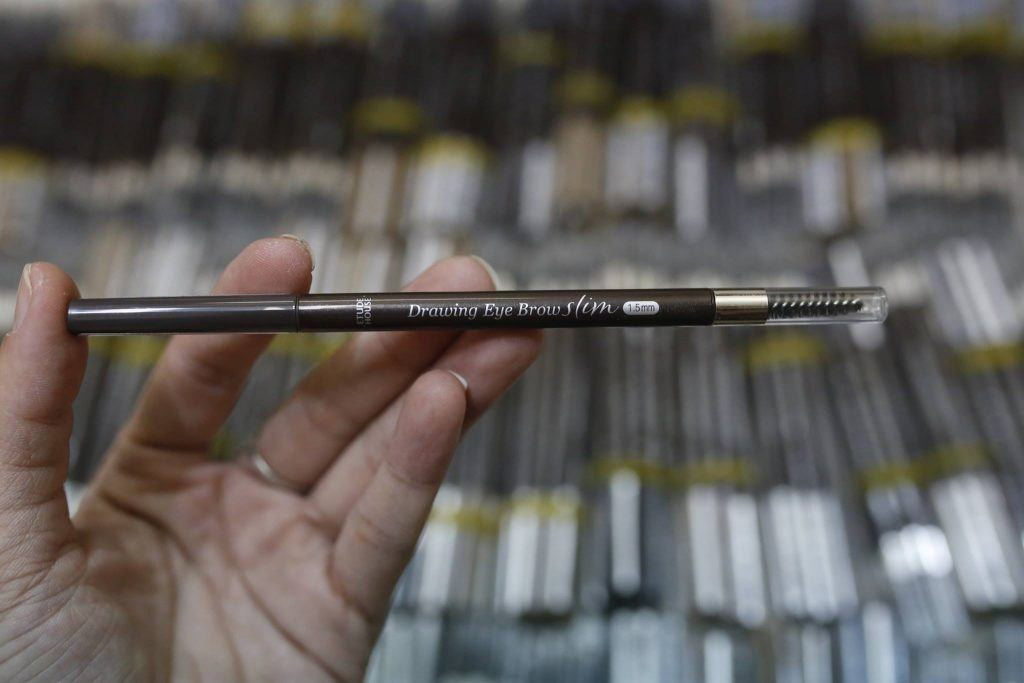 Thứ 2 trong danh sách bị đình chỉ, thu hồi là chì kẻ lông mày hai đầu Drawing Eyebrow Slim của Etude House, một hãng mỹ phẩm Hàn Quốc được ưa chuộng tại Việt Nam.
