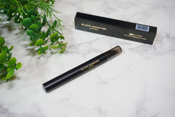 10. Bút che khuyết điểm dành cho nam Black Monster Homme Black Erasing Pen.