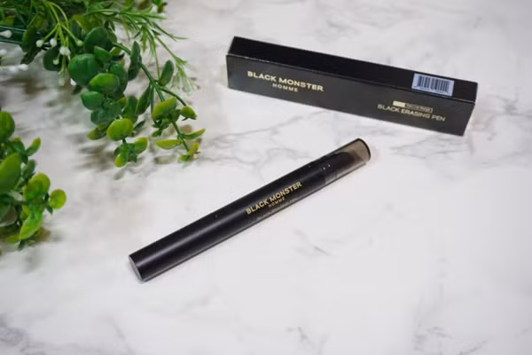 10. Bút che khuyết điểm dành cho nam Black Monster Homme Black Erasing Pen.