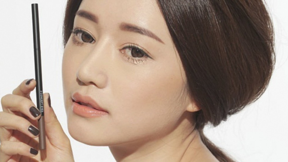 Ngày 20/3 vừa qua, tập đoàn mỹ phẩm Hàn Quốc Amorepacific - Công ty mẹ của 2 hãng mỹ phẩm nổi tiếng Aritaum và Etude House đã phải lên tiếng xin lỗi người dân nước này vì hàm lượng kim loại nặng vượt quá mức cho phép có thể gây ung thư được tìm thấy trong các sản phẩm làm đẹp. Một trong 13 mỹ phẩm danh tiếng của Hàn Quốc bị đình chỉ là bút kẻ mày Slim Eyebrow Pencil màu Chestnut Brown của hãng 3CE.