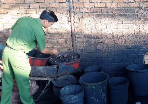 Ngo doc do uong ca phe tron pin, giai doc the nao?