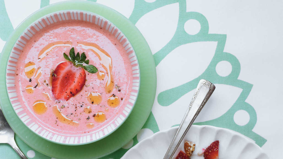 Món súp dâu tây và nước dừa này là lựa chọn hoàn hảo cho ngày hè oi bức.
