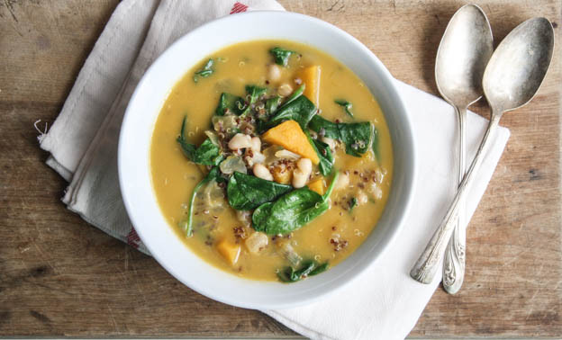 Súp hạt diêm mạch, rau bina và măng tây giúp bạn no lâu và tiêu hóa tốt. Ảnh: Internet.