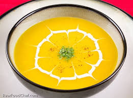 Súp xoài và kiwi chứa đầy vitamin C, vitamin A, folate, vitamin B6, carbohydrate, chất béo và protein. Bạn có thể thêm bạc hà và đặt súp vào tủ lạnh để ăn mát hơn trong ngày hè.