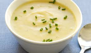 Súp khoai tây lạnh gồm các thành phần như khoai tây, thịt lợn, trứng và gia vị rất thơm ngon. Để làm cho món canh thêm ngon miệng và bổ dưỡng, hãy thêm sữa chua để giảm chất béo.