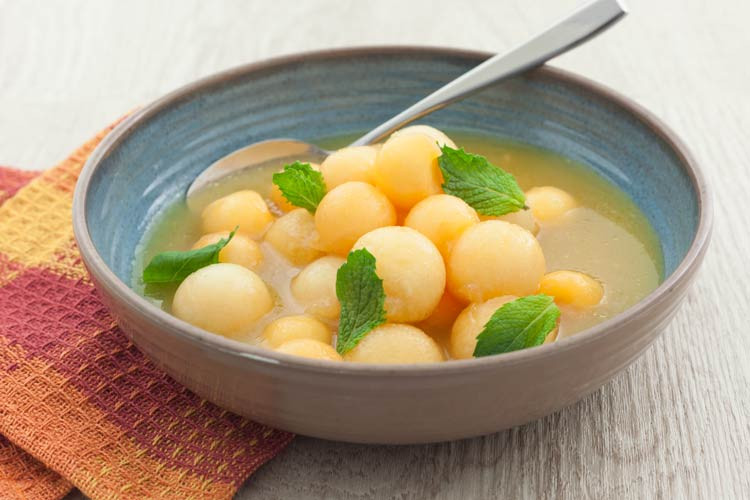 Súp hoa lavender và dưa lạnh là một trong những loại súp ngon nhất nên ăn trong mùa hè. Hai thành phần chính trong món súp có tác dụng làm dịu nhẹ cơ thể.