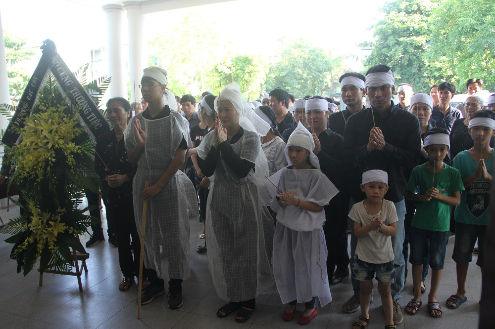 Ngay từ sáng sớm, vợ con và người thân của anh Hùng đã có mặt tại nhà tang lễ để chuẩn bị cho lễ phát tang. Hai cháu nhỏ và vợ anh Hùng khóc nấc lên khi lễ truy điệu bắt đầu.