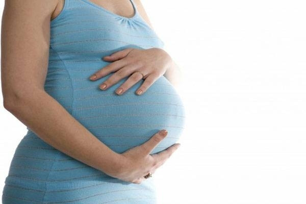 Rốn lồi: Nhiều mẹ bầu cảm thấy lúng túng khi mặc quần áo vì vì rốn nhô lên, không biết giấu bằng cách nào. Tuy nhiên các mẹ không có gì phải lo lắng vì em bé đang phát triển bình thường.