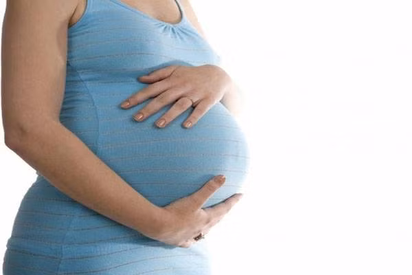 Rốn lồi: Nhiều mẹ bầu cảm thấy lúng túng khi mặc quần áo vì vì rốn nhô lên, không biết giấu bằng cách nào. Tuy nhiên các mẹ không có gì phải lo lắng vì em bé đang phát triển bình thường.