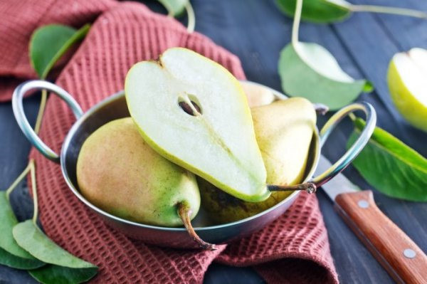 Quả lê đặc biệt tốt cho các bệnh nhân bị ho, họng khô, đau họng, táo bón. Trái cây này còn kích thích quá trình tiêu hóa, giảm cholesterol và điều hoà lượng đường trong cơ thể.