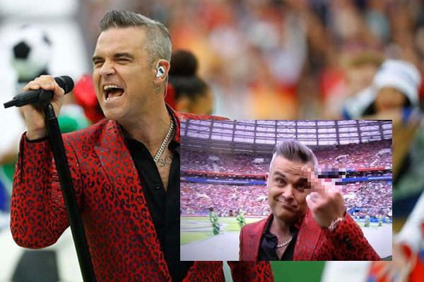 Hành động giơ "ngón tay thối" của Robbie Williams tại khai mạc World Cup 2018 bị dư luận chỉ trích nặng nề.