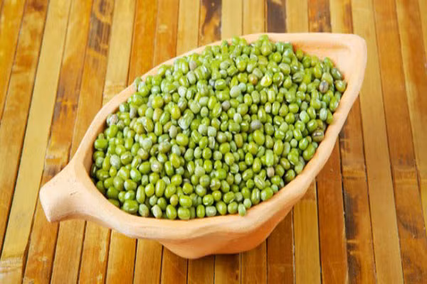 Đậu xanh chữa mụn trứng cá: Hàng thế kỷ qua, các mỹ nữ Trung Quốc đều sử dụng đậu xanh làm mặt nạ. Họ nghiền đậu xanh và thêm nước vào tạo ra một hỗn hợp sau đó bôi lên mặt và để vậy khoảng nửa giờ. Hỗn hợp này rất tốt, có tác dụng chữa nhọt và mụn trứng cá.