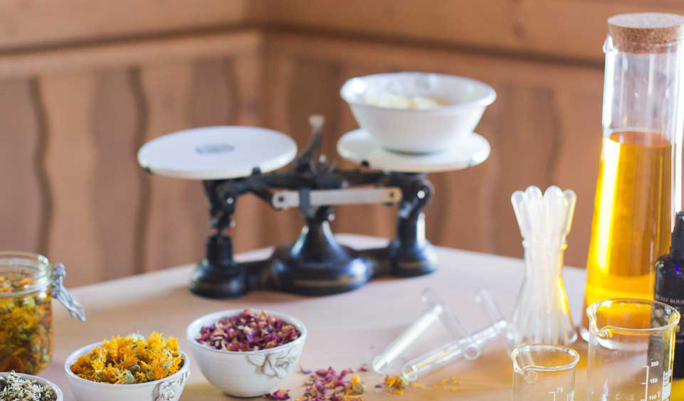 Lá bạc hà làm sáng da: Chỉ cần nghiền lá bạc hà thành thứ bột nhão và bôi nó lên da. Nó sẽ làm săn da bạn và theo thời gian da bạn sáng dần.