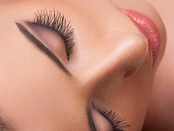 Việc cần thiết nhất để làm cho mắt bạn trông lớn hơn là uốn cong lông mi. Không chỉ khiến mắt bạn to lên đáng kể, kẹp mi còn giúp mắt bạn trông có hồn hơn.