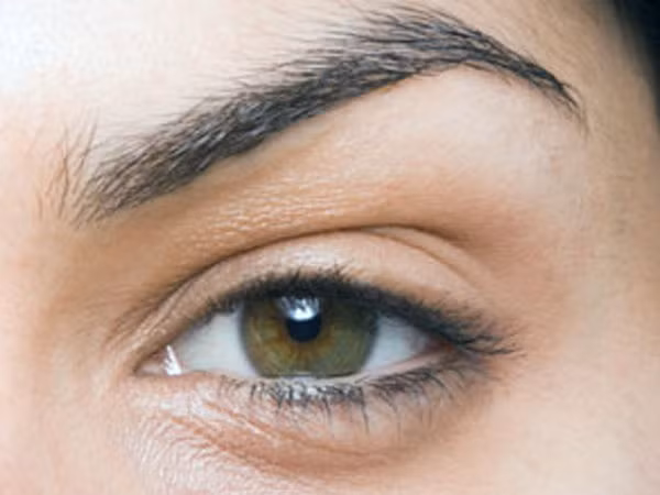 Nếu muốn có cặp mắt đẹp, bạn cần loại bỏ các quầng thâm dưới mắt. Hàng ngày, bạn có thể đắp lát dưa leo vào mắt để giúp làm dịu da và giảm bọng mắt.