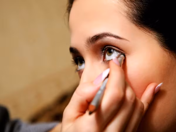 Sau khi kẻ mí mắt trên, bạn nhớ kẻ thêm cả phần đuôi mắt. Những mẹo trang điểm đơn giản này chắc chắn sẽ giúp đôi mắt bạn trông long lanh hơn nhiều.