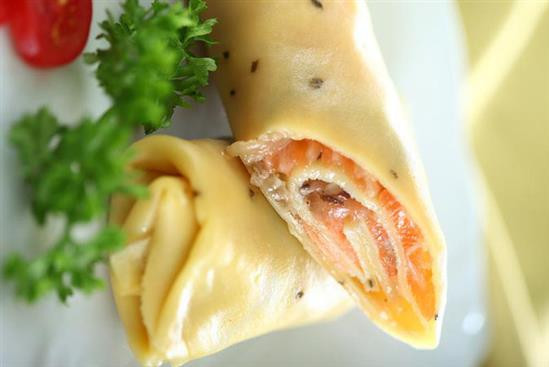 Bánh cuốn Leningrad là món ăn phổ biến ở Nga. Món bánh gồm thịt bằm nhuyễn được trộn chung với nấm tươi cuộn trong lớp vỏ bánh từ loại bột được làm từ lúa mạch xay nhuyễn. Ảnh: Internet.