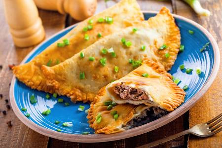 Chebureki là món bánh ăn vặt có từ thời Mậu dịch Xô Viết. Món ăn đường phố này được yêu thích trên toàn lãnh thổ nước Nga. Loại bánh rán này có vỏ mỏng, nhân là thịt băm tẩm gia vị.