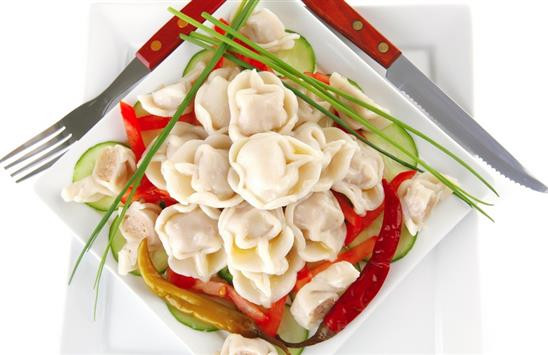 Bánh Pelmeni: Không chỉ là món ăn quen thuộc trên bàn ăn của người Nga, món bánh Pelmeni còn được rất nhiều du khách khen ngợi. Đó là một loại bánh bao truyền thống gồm thịt và hành được gói trong bột và đem luộc.