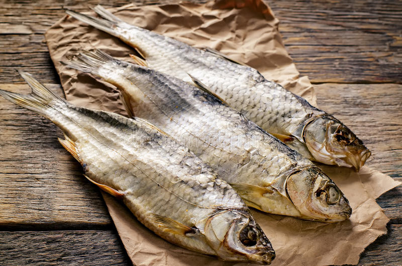 Điểm khác lạ của món đặc sản Nga này là cá chỉ được ướp muối rồi phơi khô, sau đó tách ra là ăn được chứ không cần qua công đoạn nấu nướng cầu kỳ gì.