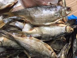 Cá khô Astrakhan khi ăn có thể bỏ da hoặc chỉ cần bỏ hết vảy và ăn cả da. 