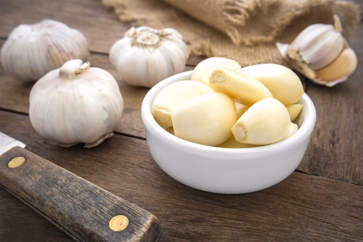 Chế độ ăn uống lành mạnh cho bệnh nhân ung thư nên có hành và tỏi. Hai gia vị này có chứa chất chống oxy hóa cao, giúp kích thích hệ miễn dịch phòng vệ tự nhiên chống lại ung thư.