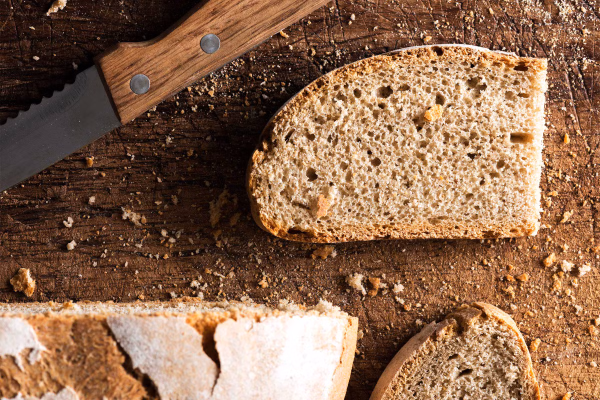 Mặt khác, nếu bệnh nhân ung thư bị táo bón, hãy uống nhiều chất lỏng và ăn những thực phẩm giàu chất xơ không hòa tan như bánh mì hoặc ngũ cốc nguyên hạt, trái cây sấy khô hoặc đậu Hà Lan.