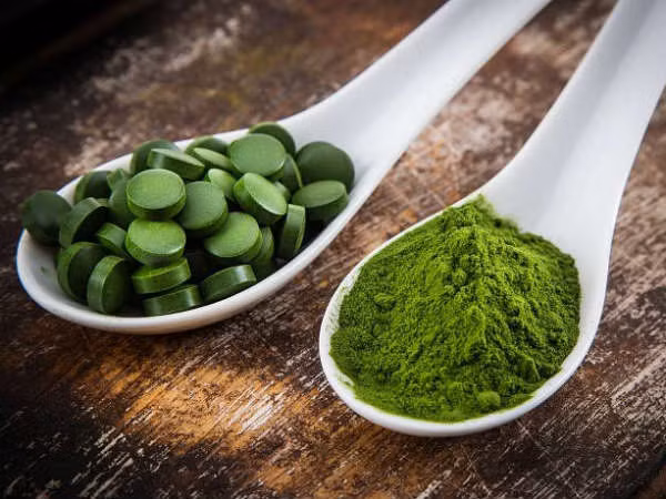 Chống lại các gốc tự do: Chlorella chống lại các gốc tự do từ ô nhiễm và vật liệu gây ung thư bằng cách đưa các chất chống oxy hóa chính của nó vào cơ thể.