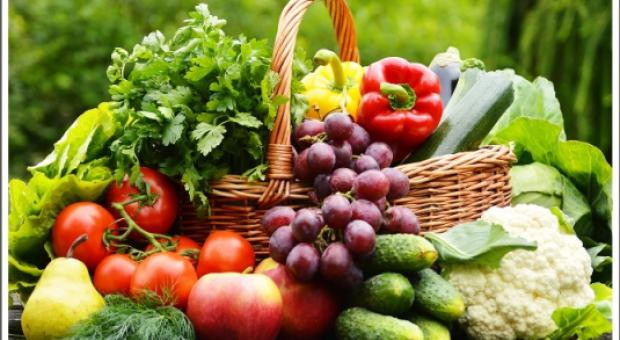 Những thực phẩm giàu vitamin A là gan, khoai lang, sữa, các chế phẩm từ sữa, rau xanh rậm lá, bí đỏ, mơ khô, cà chua, trứng và trứng luộc, xoài, cà rốt…