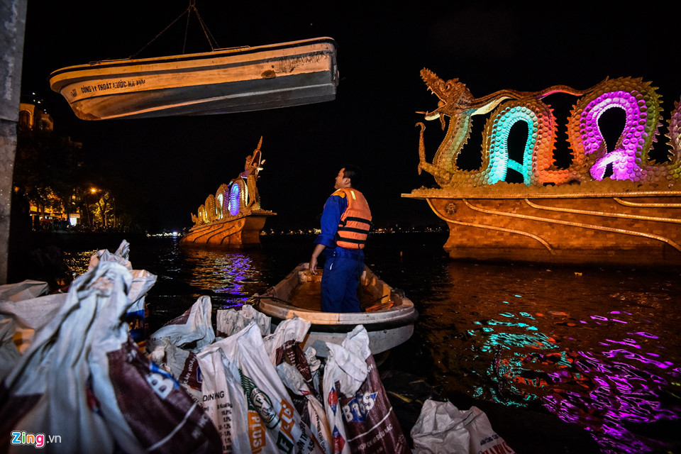 Khoảng 500 công nhân của 10 xí nghiệp thuộc Công ty thoát nước Hà Nội được huy động cùng các phương tiện để vớt xác cá hồ Tây.