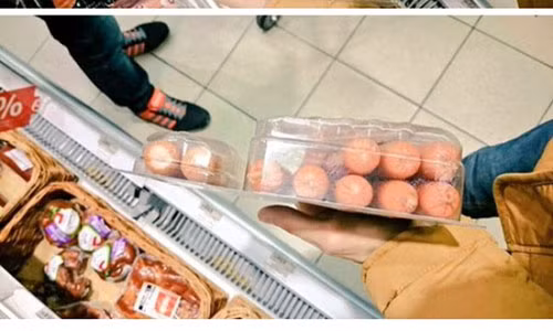 Quá thất vọng khi mua một hộp xúc xích được tặng 2 chiếc nhưng bạn lại phát hiện hộp sản phẩm mình mua cũng thiếu 2 chiếc.