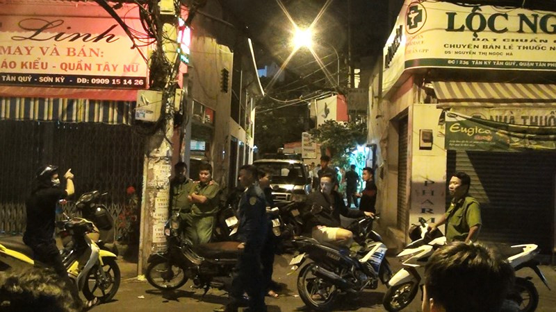 Cảnh sát phong tỏa hiện trường phục vụ điều tra làm rõ vụ án. Ảnh: NGUYỄN TÂN.