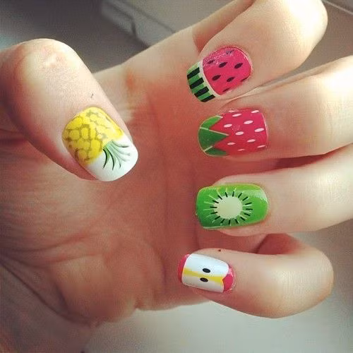 Bạn cũng có thể chọn mẫu nail hoa quả thập cẩm.