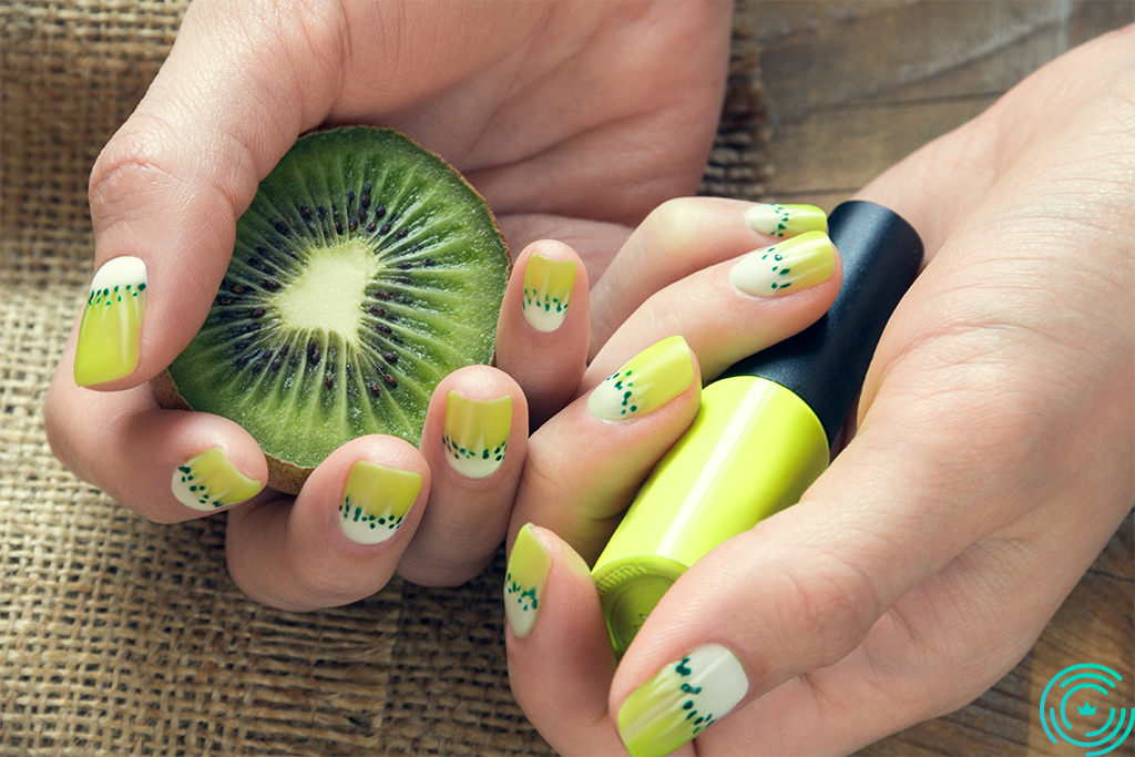 Nail kiwi xanh mát.