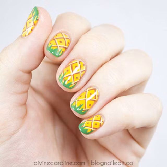 Mẫu móng hình trái dứa rất hợp với những ai sắp đi biển.