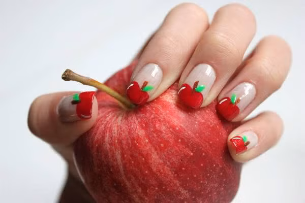Nail trái táo đỏ xinh. Ảnh: Internet.